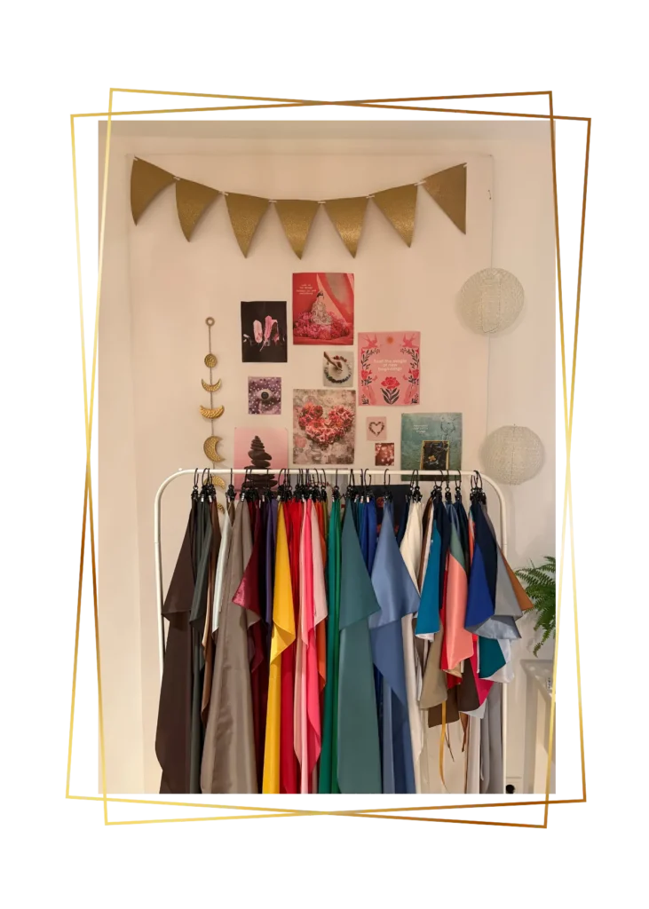 Kledingrek met kleurdoeken in verschillende kleuren klaar voor een kleurenanalyse.