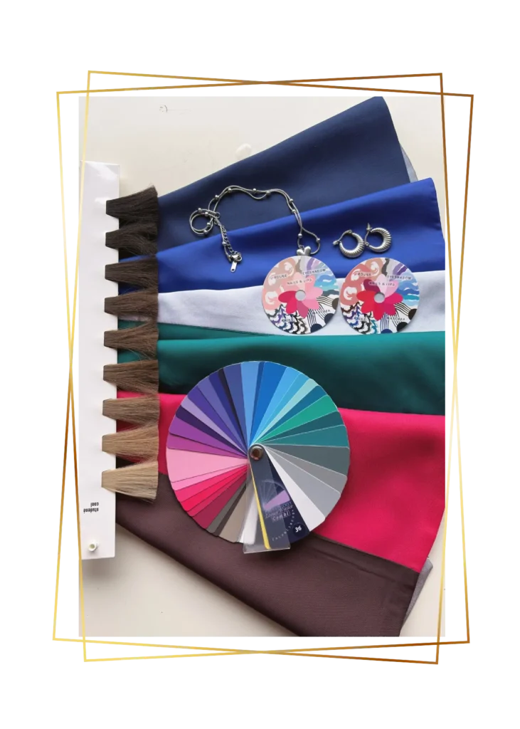 Koele kleurdoeken met zilveren sieraden en een kleurenwaaier voor kleurenanalyse.