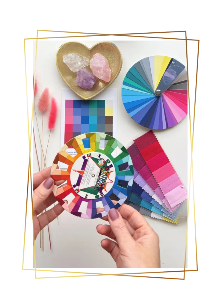 Handen houden een kleurencirkel boven kleurstalen en kleurenwaaiers voor kleurenanalyse.