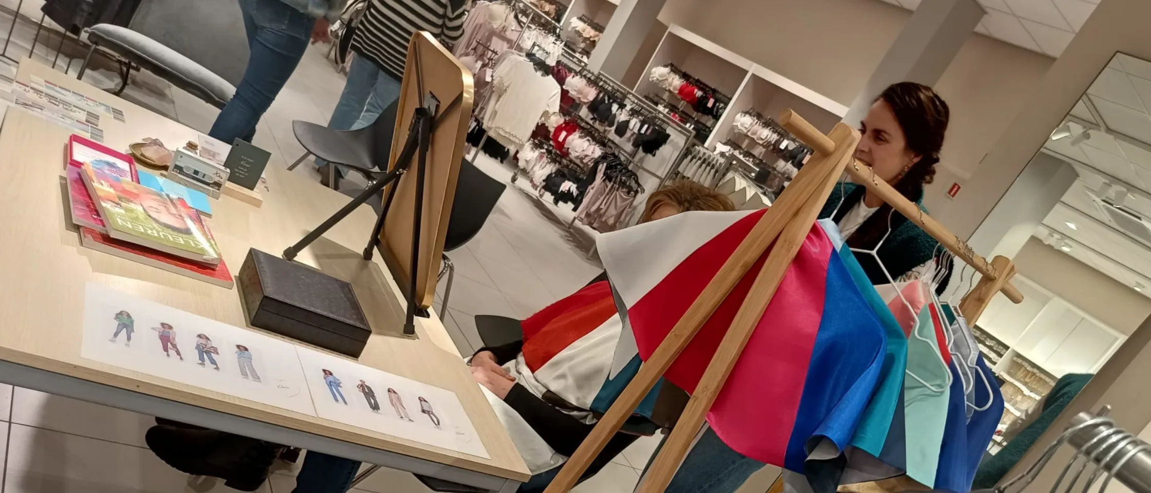 Kleurenanalyse waarbij verschillende kleurdoeken worden getest bij een vrouw